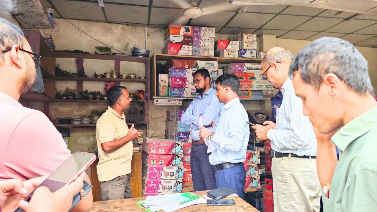 এলপিজি সিলিন্ডারের বাজার নিয়ন্ত্রণে বান্দরবানে যৌথ অভিযান