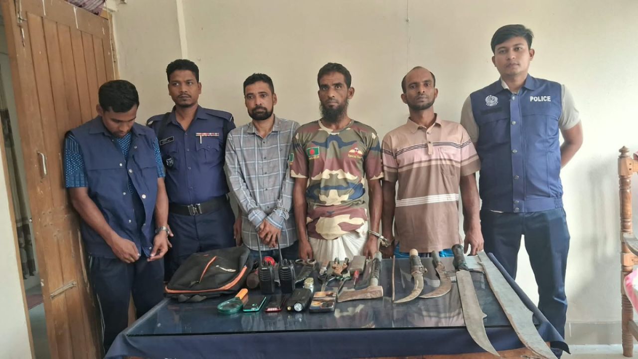 চরফ্যাশনে ডাকাতির প্রস্তুতিকালে দেশীয় অস্ত্রসহ গ্রেপ্তার ৩