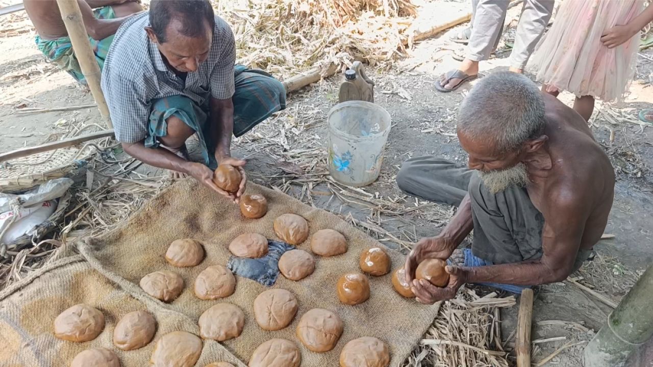 আখের গুড়ের ঐতিহ্য ফেরাতে অবসরপ্রাপ্ত শিক্ষকের উদ্যোগ