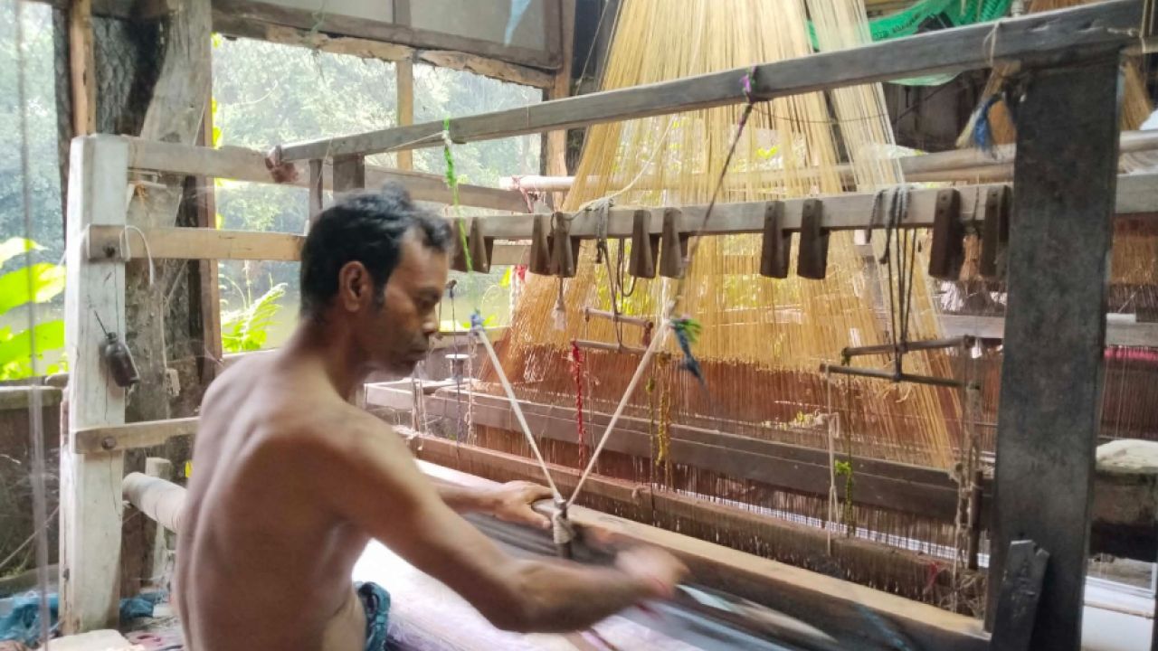 বিপন্ন টাঙ্গাইলের তাঁতশিল্প, ৭৫ হাজার কারখানা বন্ধ
