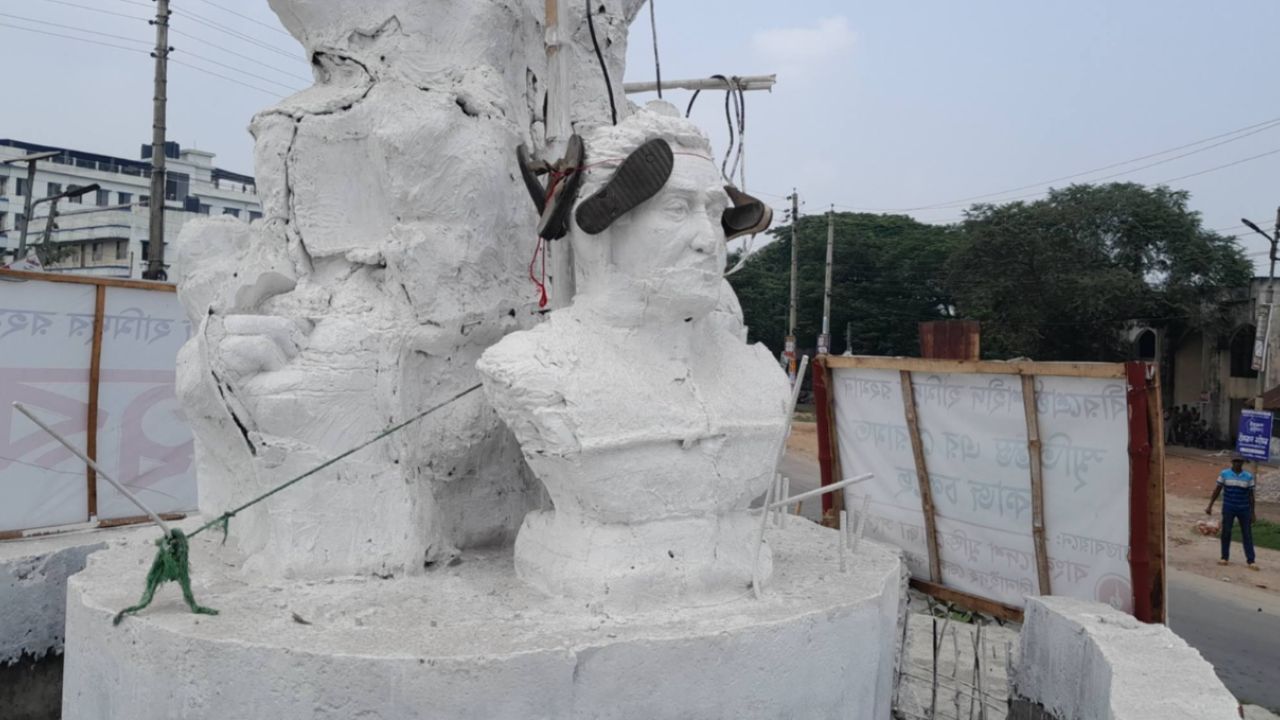 বীরশ্রেষ্ঠ হামিদুরের ‘ভাঙা’ ভাস্কর্যে এবার জুতার মালা, ক্ষোভ-নিন্দা 