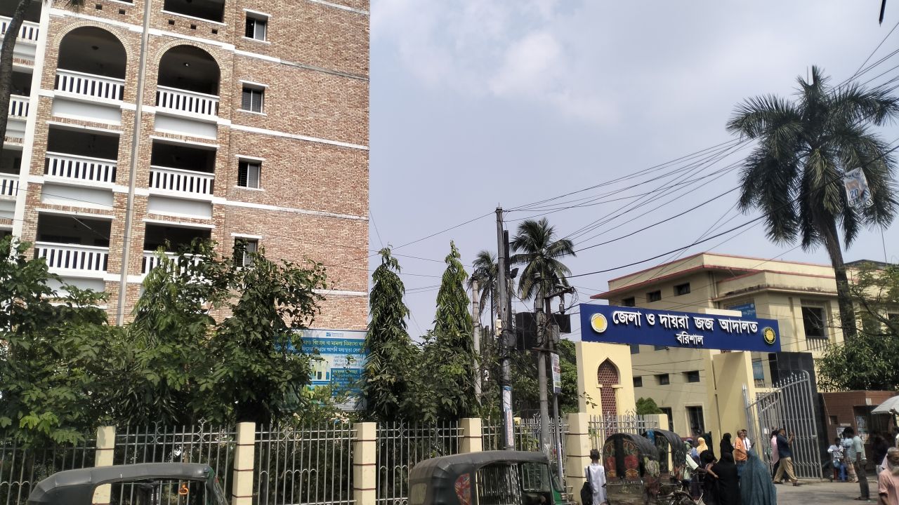 আদালত ভবনের ১০ তলা থেকে লাফ দিয়ে যুবকের মৃত্যু