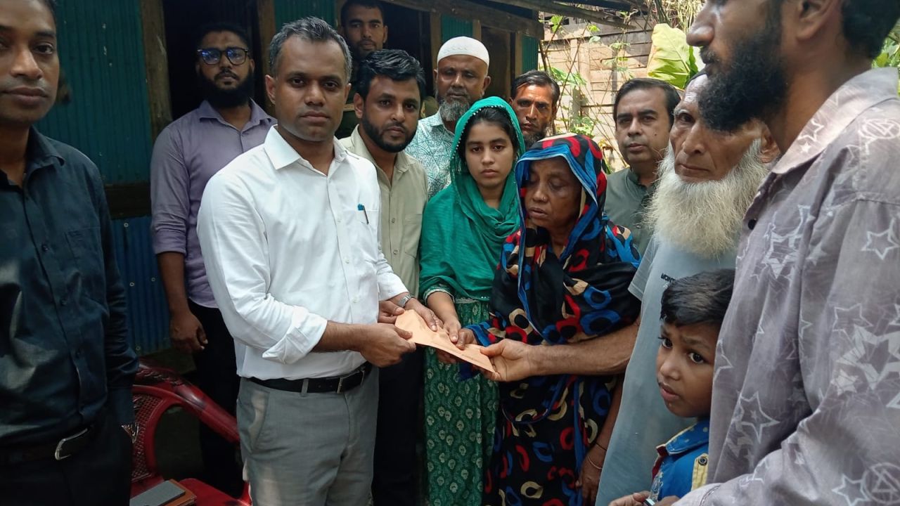 দিনমজুর বাবা নিহত, আহত শিশুসন্তানের পাশে প্রতিমন্ত্রী