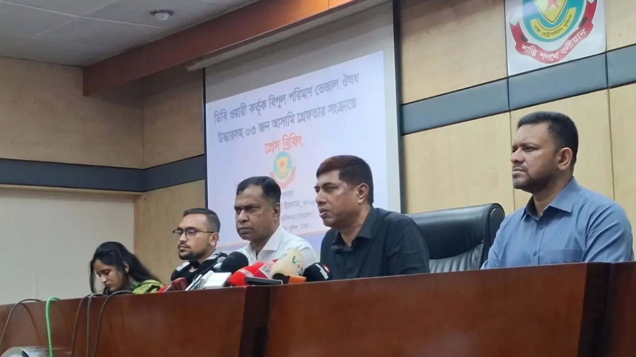 শেখ হাসিনার ফেরা নিয়ে যে বার্তা ডিবি প্রধানের