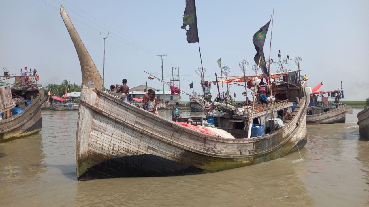 মা ইলিশ রক্ষায় মধ্যরাত থেকে নিষেধাজ্ঞা, চরফ্যাশনে গোপনে ট্রলার ভাসানোর পাঁয়তারা