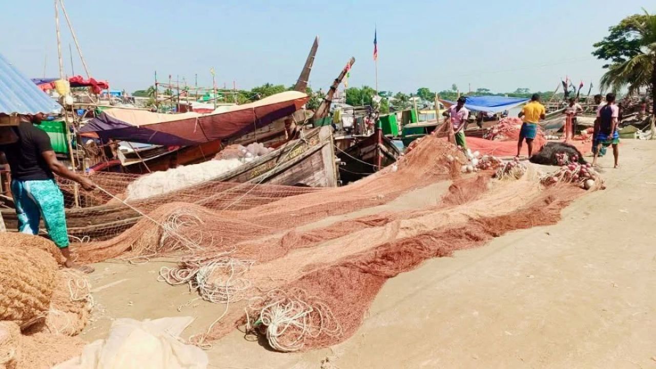 রাঙ্গাবালীতে নিষেধাজ্ঞায় কর্মহীন ২০ হাজার জেলে