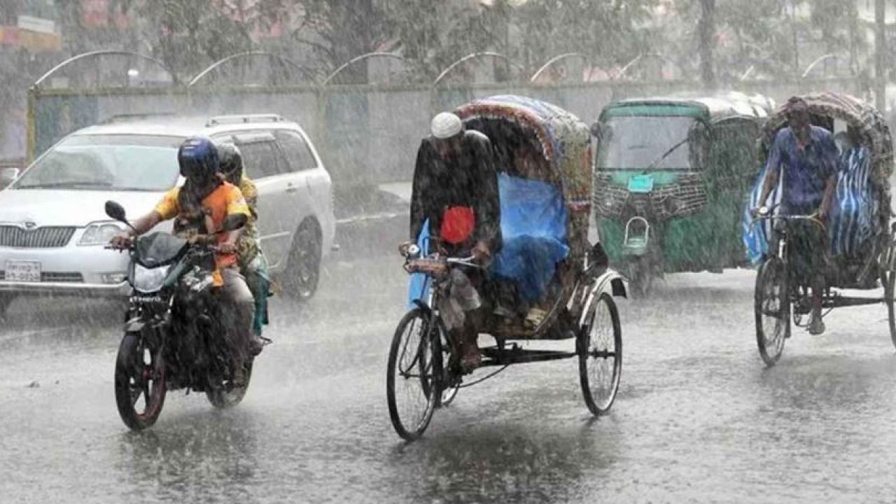 বিদায় নিচ্ছে মৌসুমি বায়ু ভারি বর্ষণের আভাস
