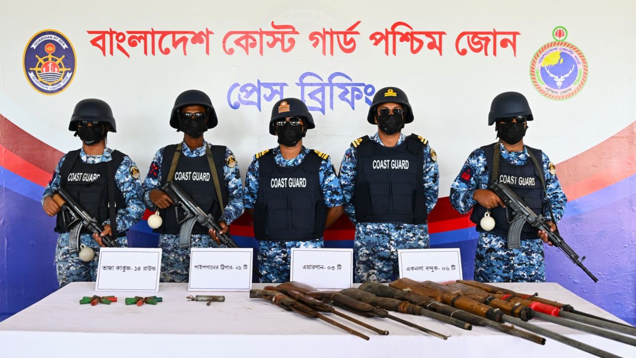 সুন্দরবনে কোস্টগার্ডের অভিযান: বিপুল অস্ত্র উদ্ধার