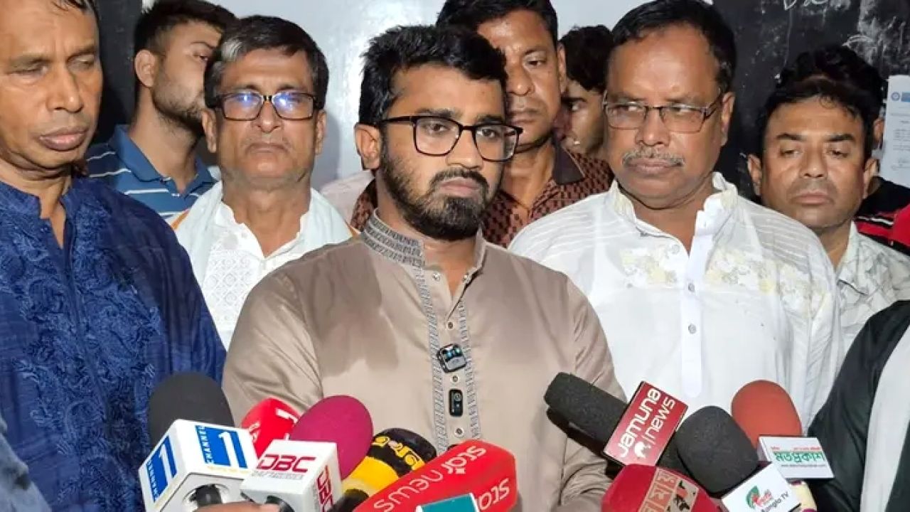 শেখ হাসিনা এত বোকা নন যে ফাঁসির দড়িতে ঝুলতে দেশে ফিরবেন: রাশেদ খাঁন