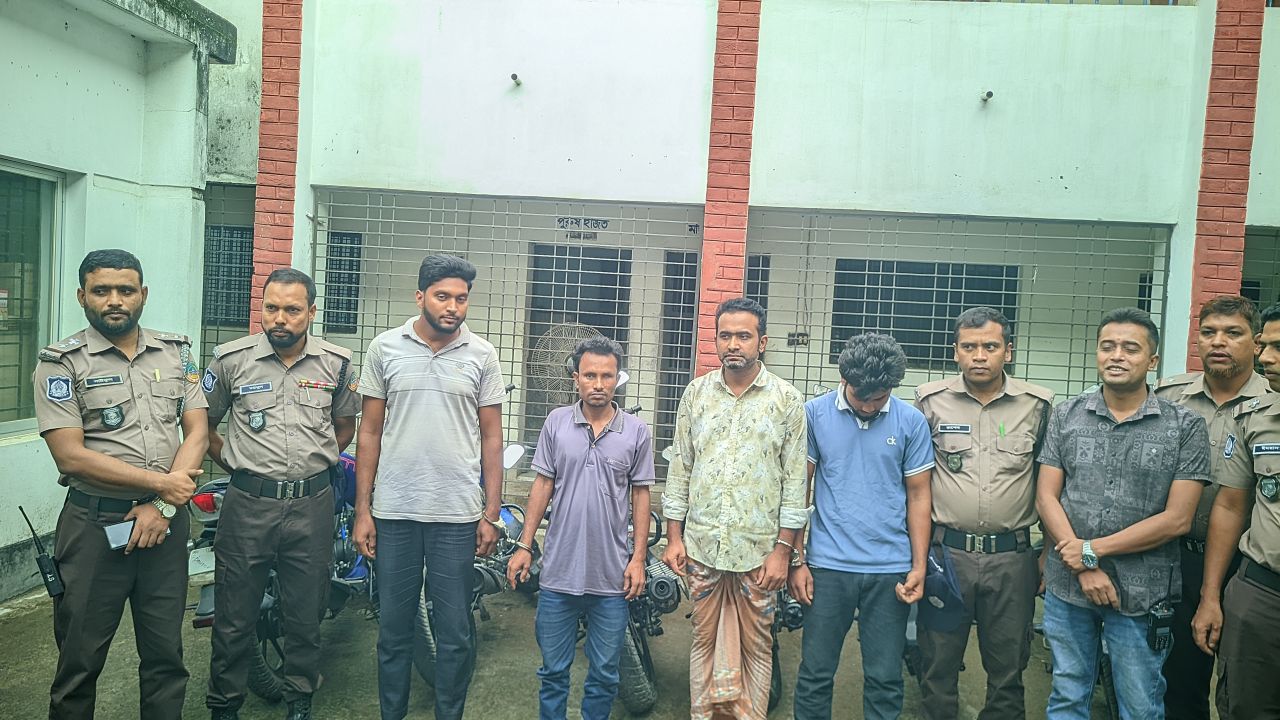 আদালত চত্বরে পুলিশ কর্মকর্তার বাইক চুরি, ৯ মোটরসাইকেলসহ গ্রেপ্তার ৪