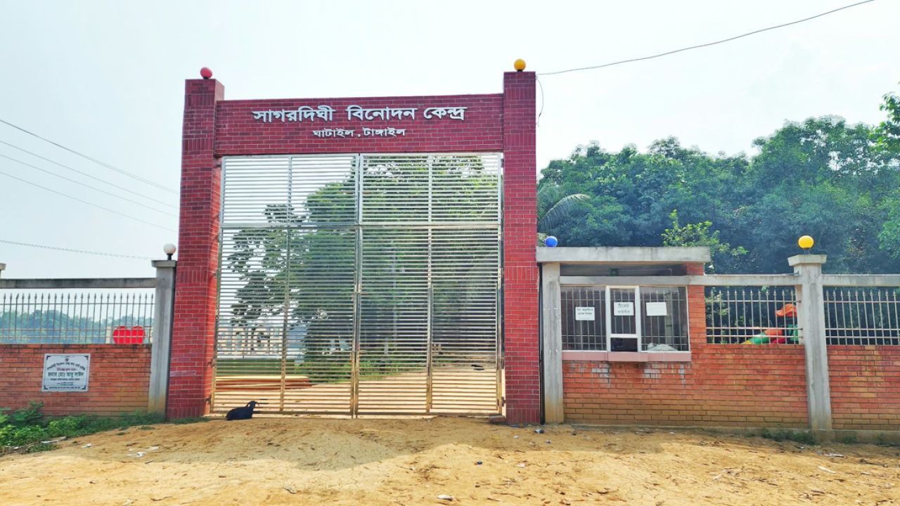 সাগরদিঘী বিনোদন কেন্দ্রে এসে বিব্রত দর্শনার্থীরা