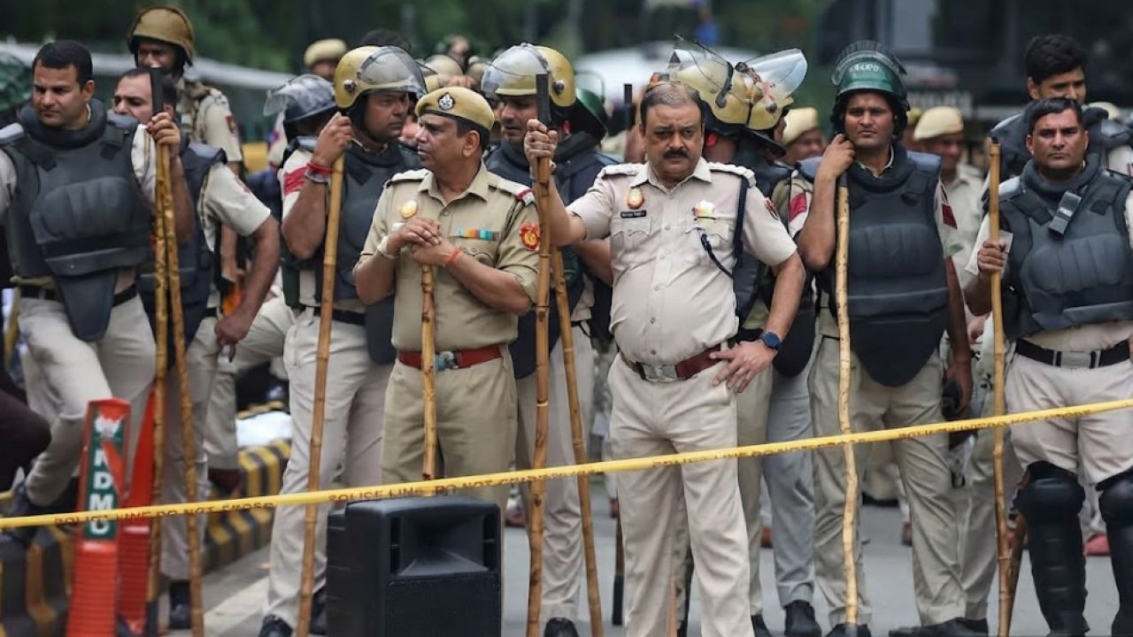 ককরোচে কাঁপছে দিল্লি মরিয়া সরকারও, কী ঘটতে যাচ্ছে?