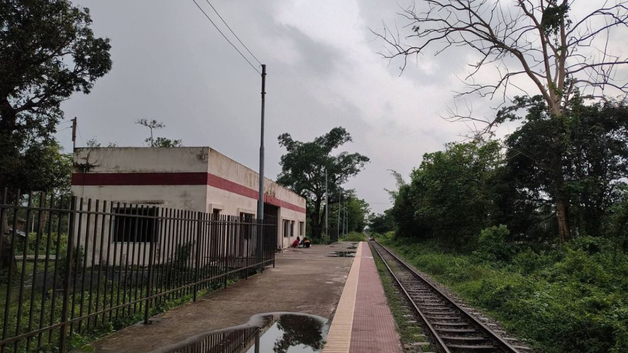 ৭৮ লাখ টাকার রেলস্টেশনে থামে না ট্রেন : চুরি হচ্ছে মালামাল