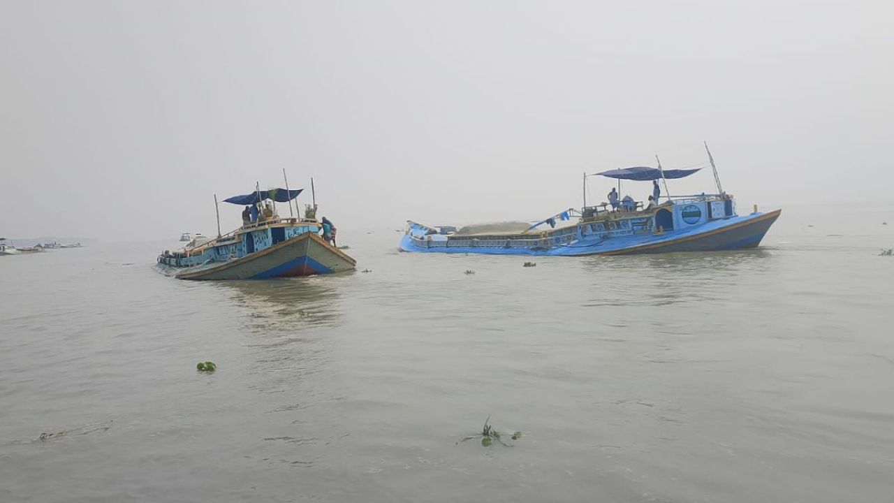 পদ্মা-যমুনায় দিনে ১০ লাখ টাকার চাঁদাবাজি