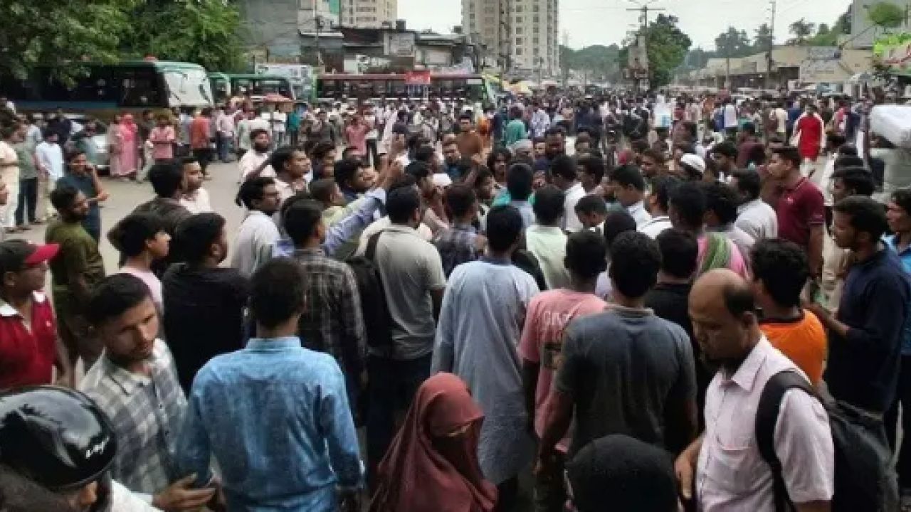নীলক্ষেত মোড়ে চাকরিপ্রত্যাশীদের বিক্ষোভ ও সড়ক অবরোধ