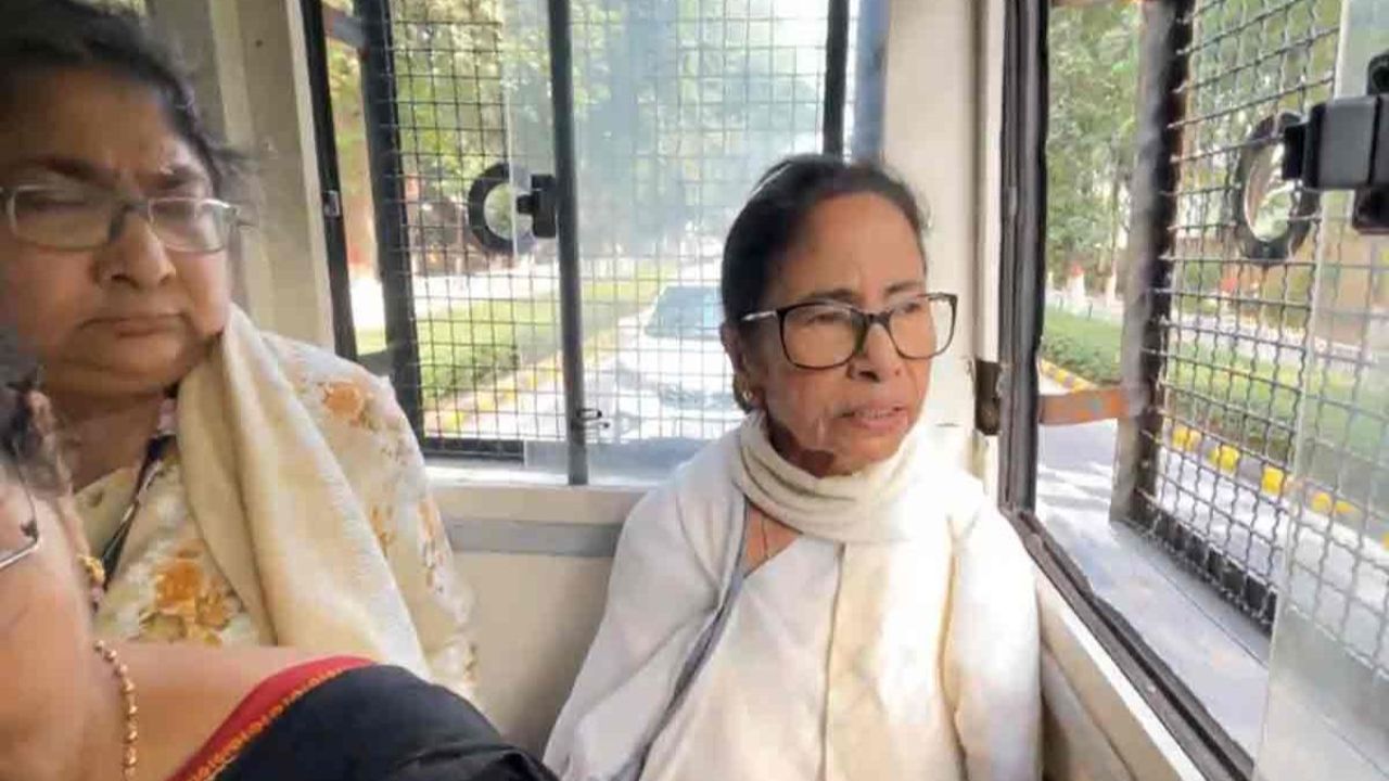 এবার দিল্লিতে আটক পশ্চিমবঙ্গের সাবেক মুখ্যমন্ত্রী মমতা বন্দ্যোপাধ্যায়