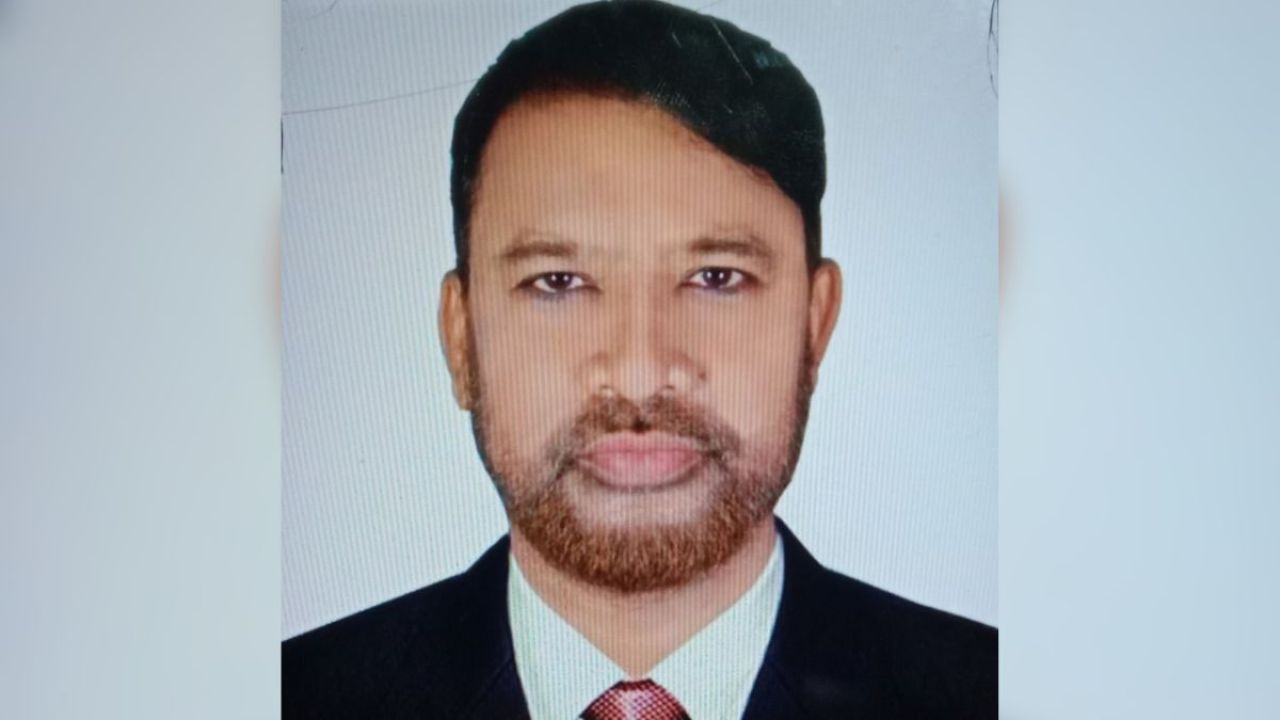 সরকারি চাকরিতে থেকেই রাজনৈতিক দলের পদে কর্মকর্তা