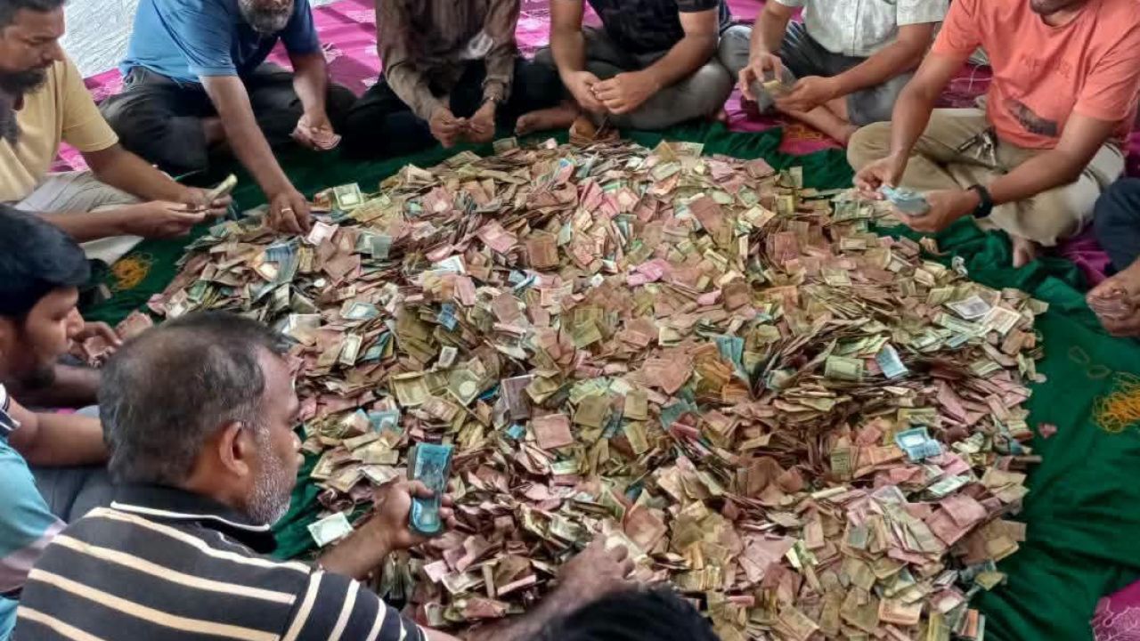 লালন শাহের দানবাক্সে মিলল লাখ লাখ টাকা