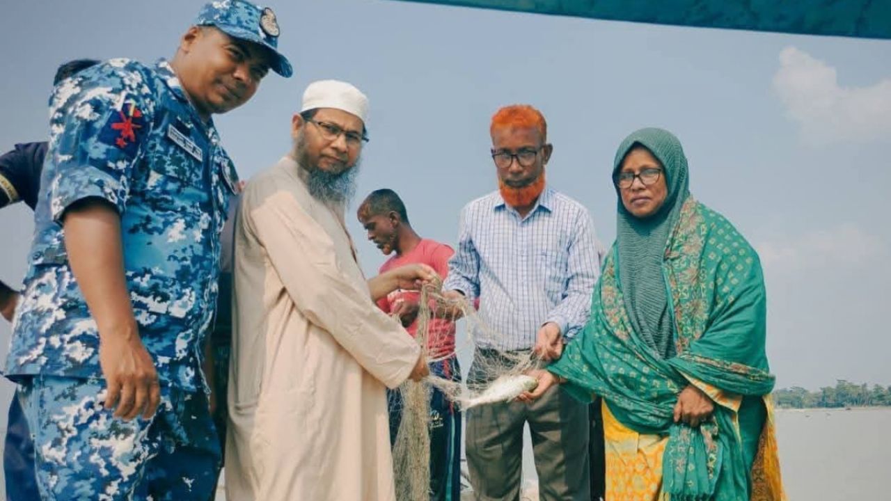 হাইমচরে যৌথ অভিযান: ৫ হাজার মিটার কারেন্ট জাল জব্দ
