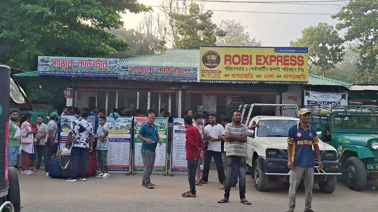 সাজেকে সড়ক অবরোধে বিপাকে শত শত পর্যটক