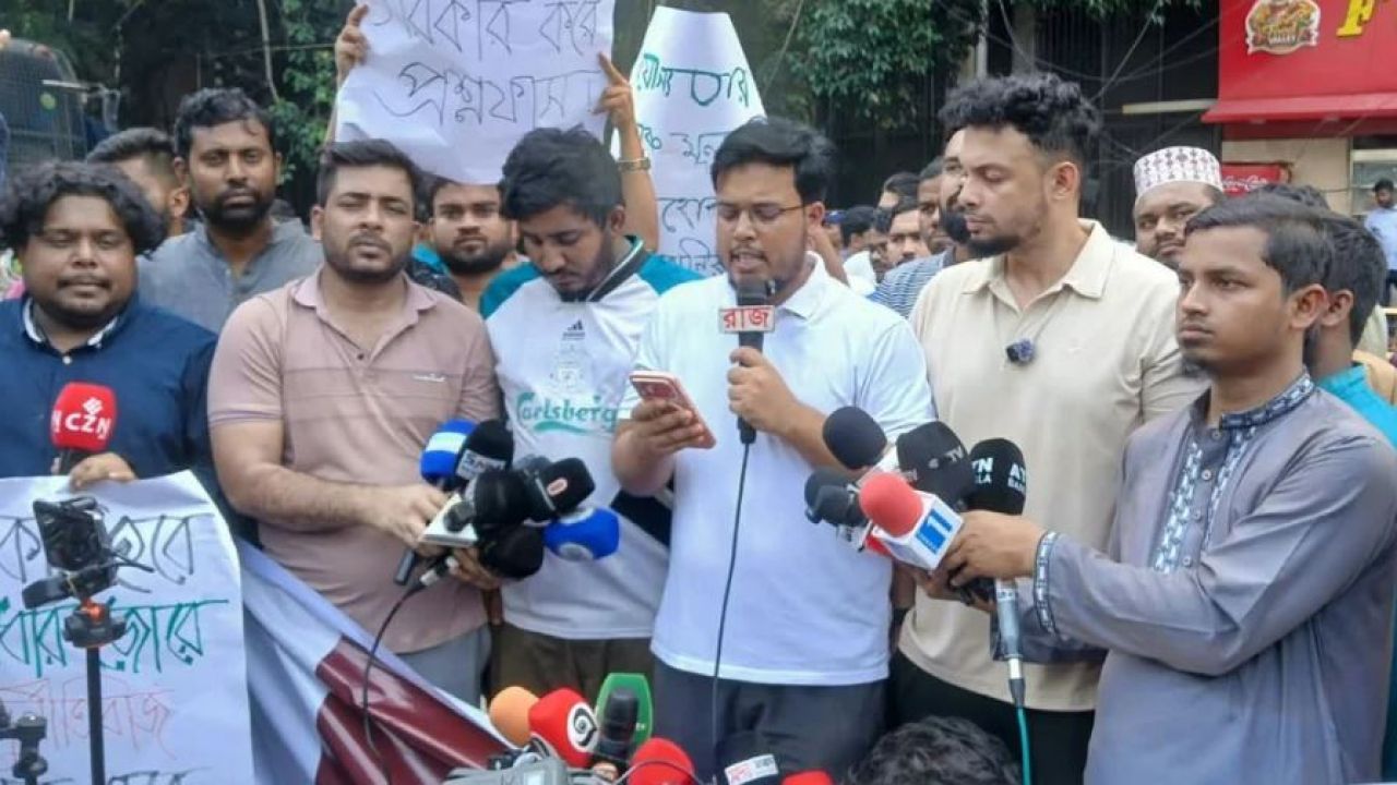 প্রশ্নফাঁস: যুব উন্নয়ন অধিদপ্তর ঘেরাও, মন্ত্রীর পদত্যাগ দাবি