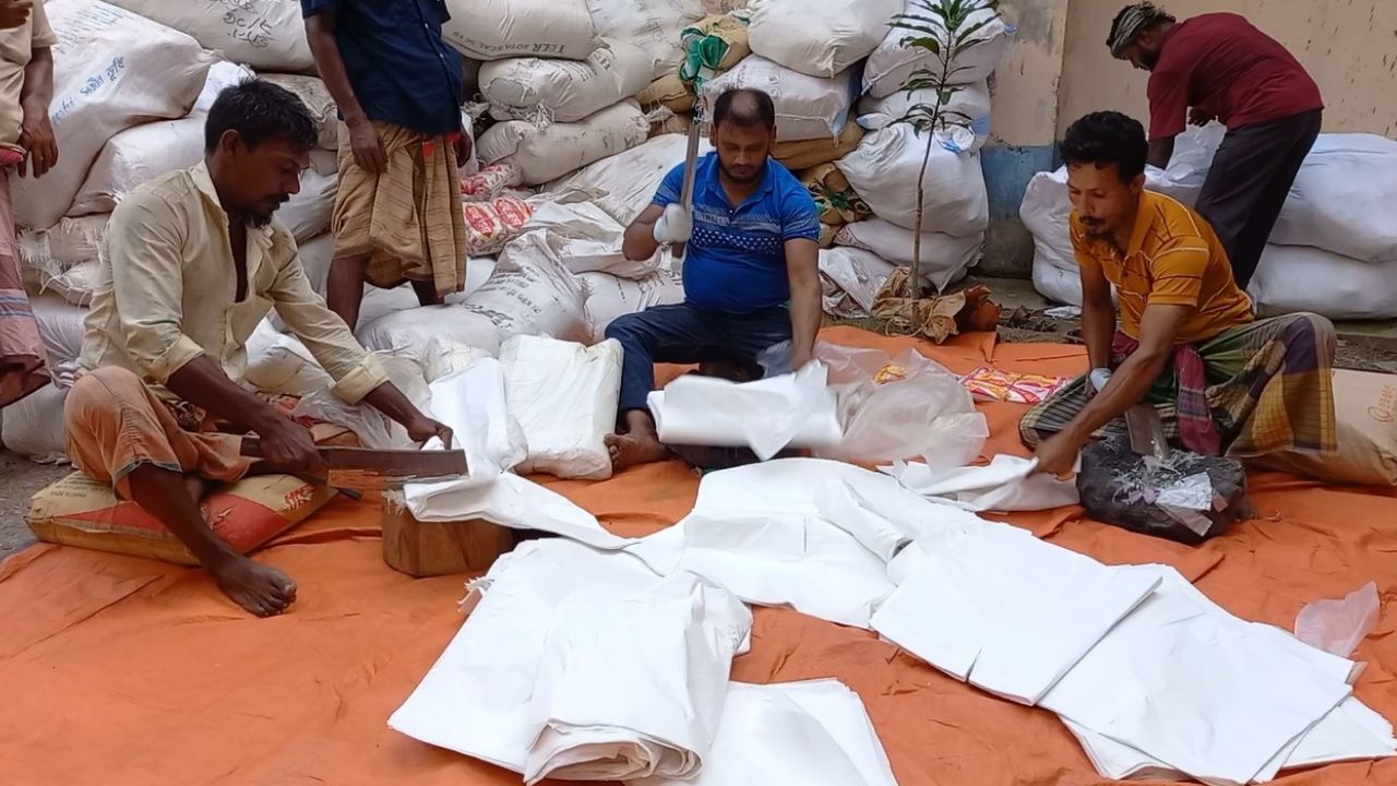 মাদারীপুরে নিলামে বিক্রি হলো জব্দ ১০ টন পলিথিন