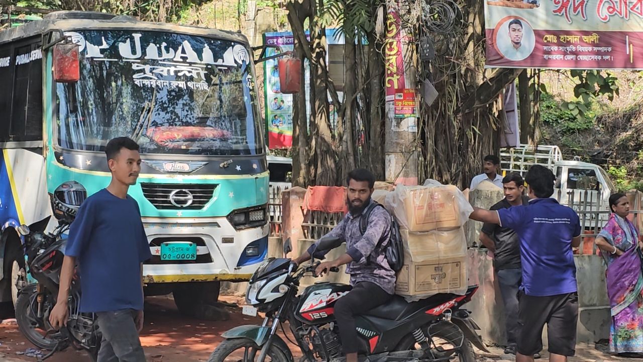 পাহাড়ি সশস্ত্র গোষ্ঠীর চাঁদা দাবির মুখে বান্দরবানে বাস চলাচল বন্ধ