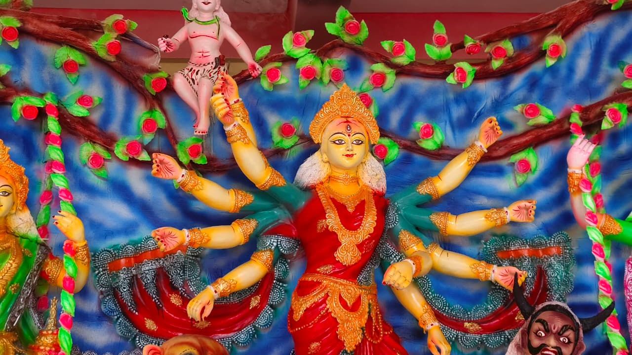 পলাশে বেড়েছে পূজামণ্ডপ, প্রতিমা তৈরিতে ব্যস্ত মৃৎশিল্পীরা