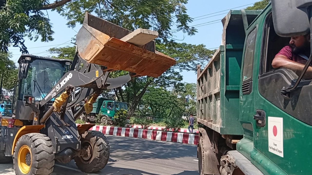 পতেঙ্গায় সাইকেল ট্র্যাকে অবৈধ পার্কিং, জরিমানা ও গাড়ি জব্দ