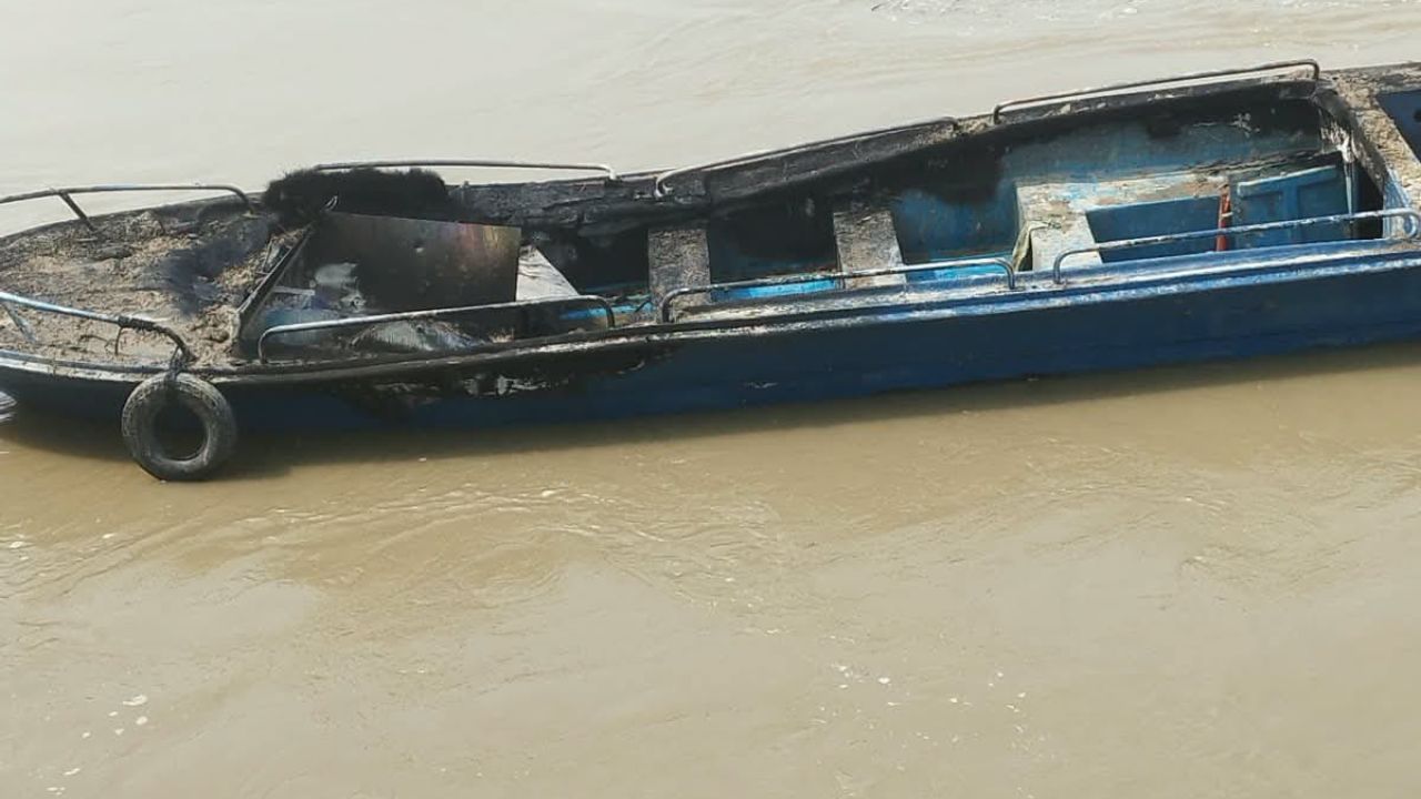 পদ্মা জলদস্যুদের কোন্দল : পুড়িয়ে দেওয়া হলো দুটি স্পিডবোট