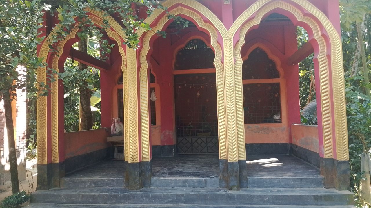 মন্দিরের গ্রিল ভেঙে মূর্তি ও পিতলের বাসনপত্র চুরি
