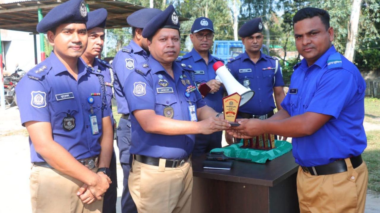 আইনশৃঙ্খলা রক্ষায় গ্রাম পুলিশকে কঠোর নির্দেশ রংপুরের এসপির