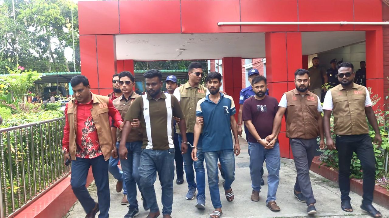 ঝুটবোঝাই ট্রাকে ৩০ হাজার পিস ইয়াবা, গ্রেপ্তার ৩
