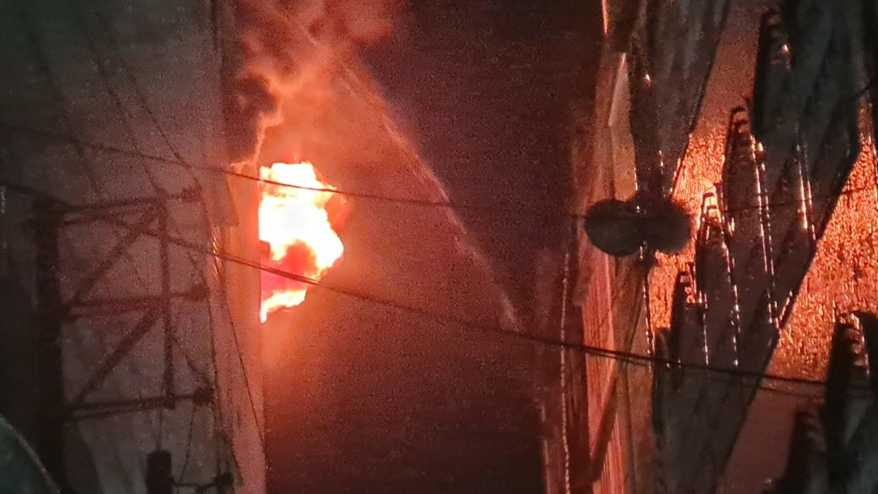 চকবাজারে আগুন, নিয়ন্ত্রণে ফায়ার সার্ভিসের ১০ ইউনিট