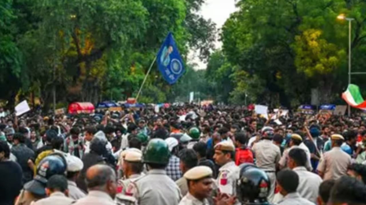 যন্তর মন্তর বাদ পড়ায় উত্তপ্ত ভারতের রাজনীতি