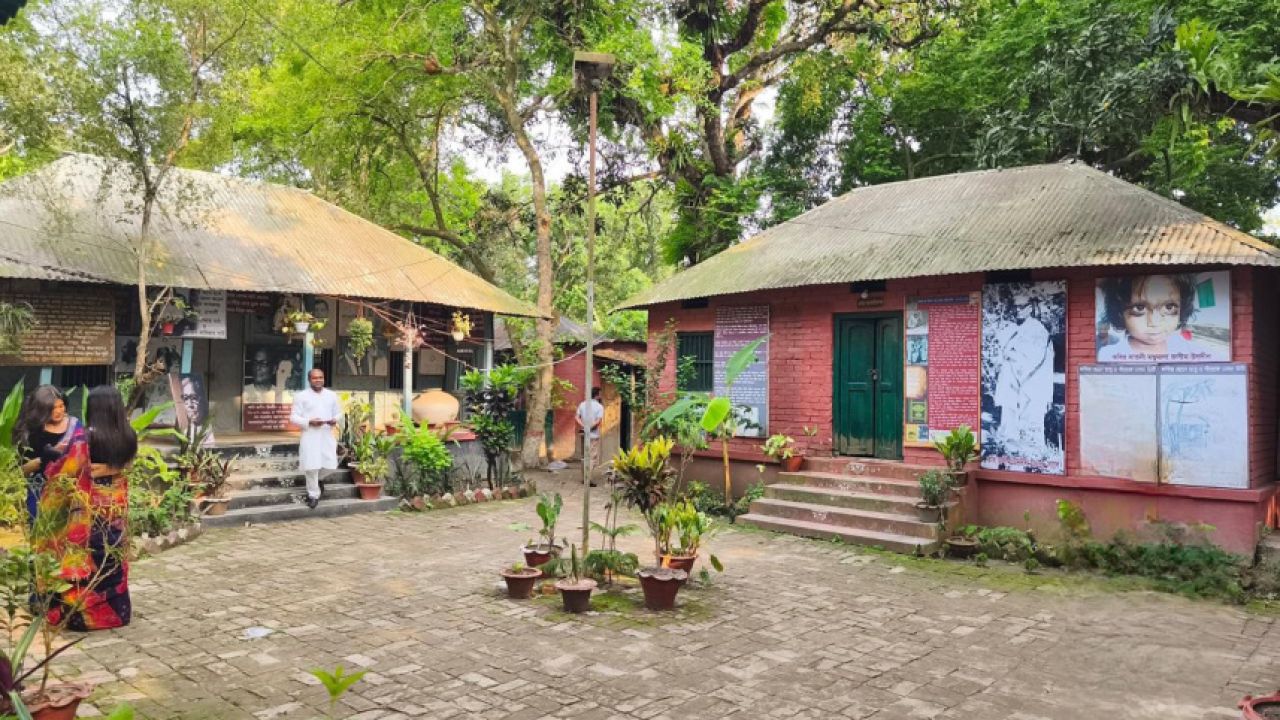 স্মৃতির পথে দুই কবির বাড়িতে