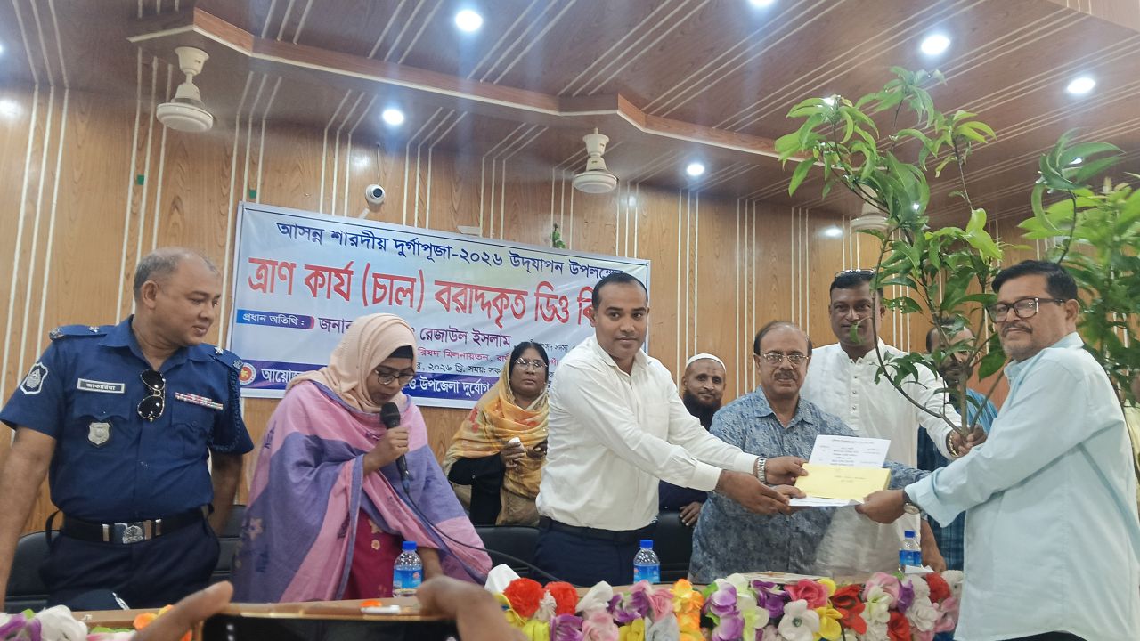 রাণীনগরে ৫০ মণ্ডপে সরকারি অনুদান, পুরোহিতদের ধুতি উপহার