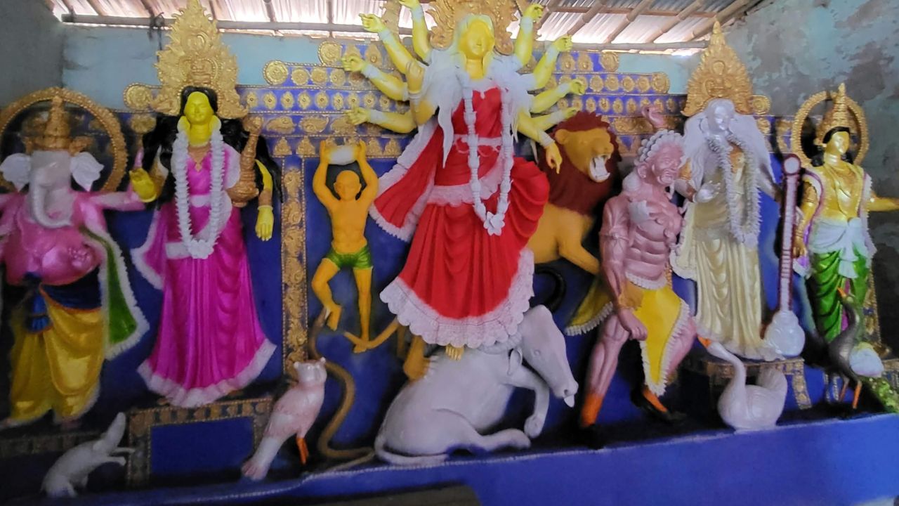 শার্শায় ৩২ মণ্ডপে দুর্গোৎসবের প্রস্তুতি, চলছে রং-তুলির শেষ আঁচড়