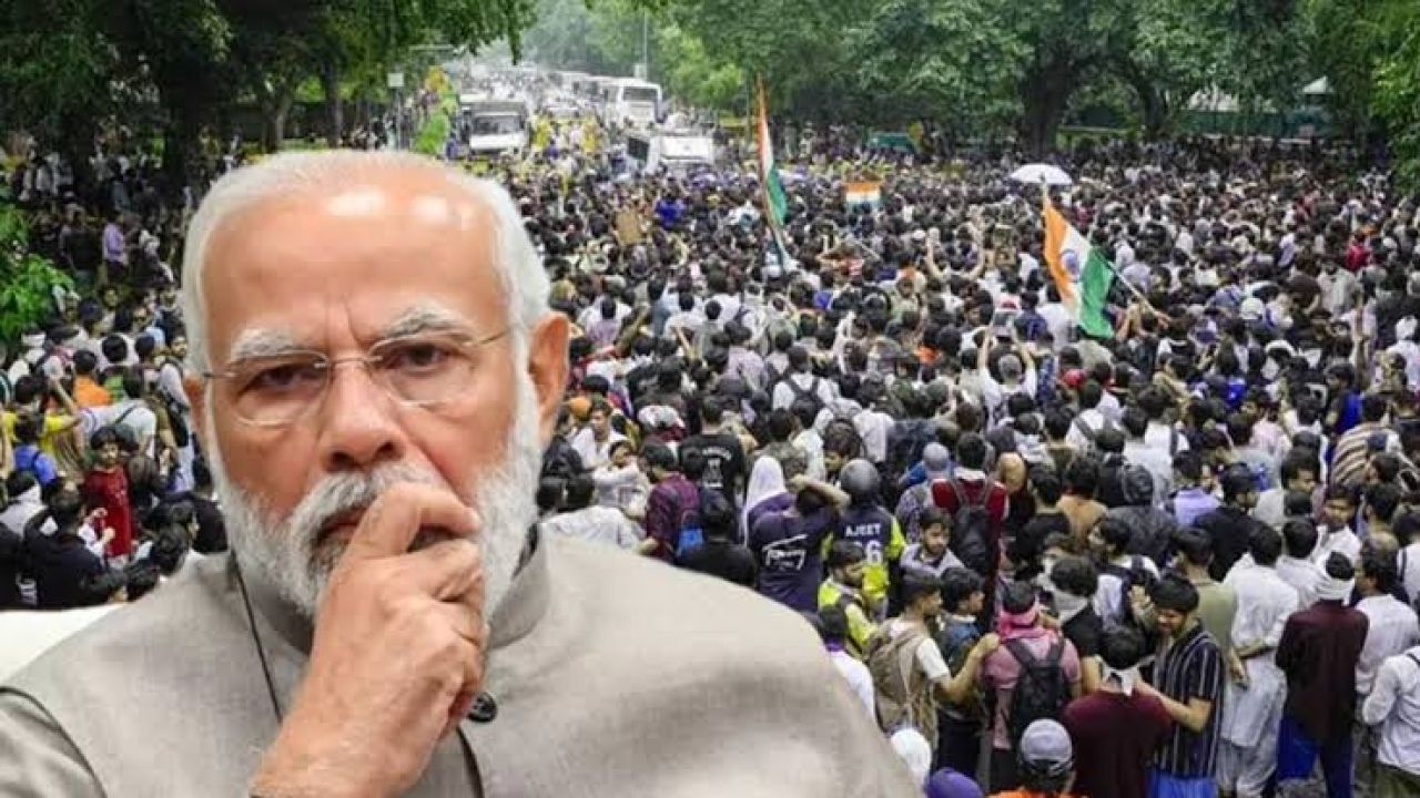 অভ্যন্তরীণ বিক্ষোভ ও অর্থনৈতিক সংকটে কোণঠাসা মোদী