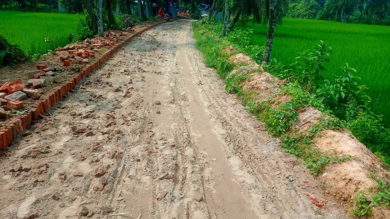 নিম্নমানের উপকরণ দিয়ে সড়ক নির্মাণ, সাংবাদিক দেখে ফেরত গেল ইটের গাড়ি