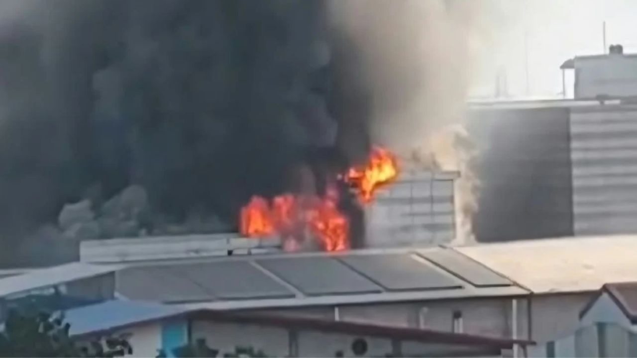 টঙ্গীতে কেমিক্যাল গোডাউনে ভয়াবহ আগুন