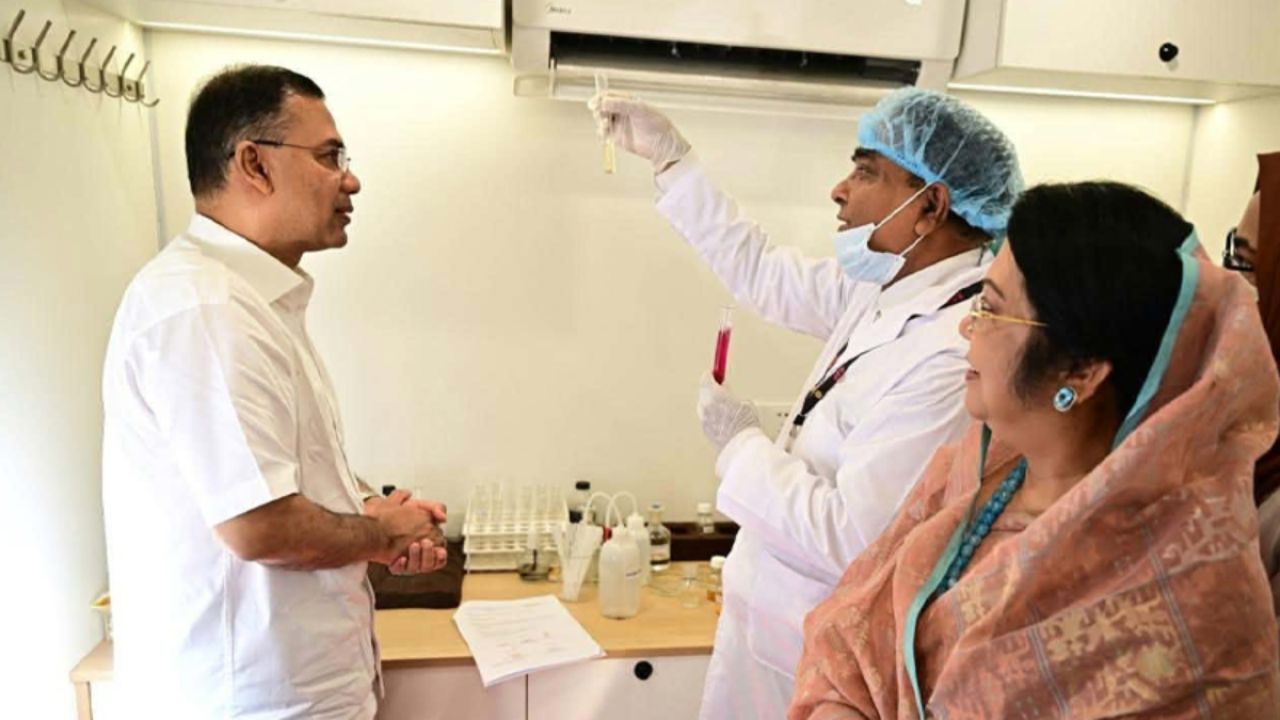 ভ্রাম্যমাণ ল্যাব পরিদর্শন করলেন প্রধানমন্ত্রী তারেক রহমান