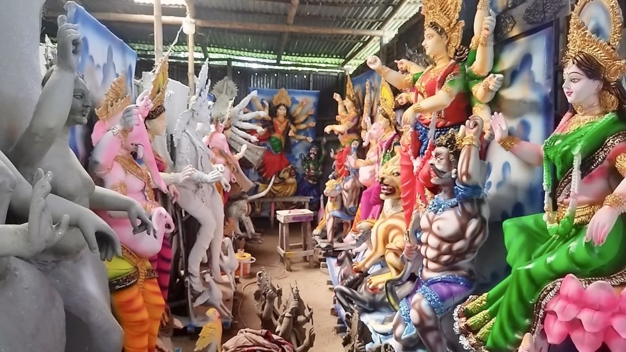 মনোহরদীতে দুর্গোৎসবের প্রস্তুতির শেষ মুহূর্তে ব্যস্ততা