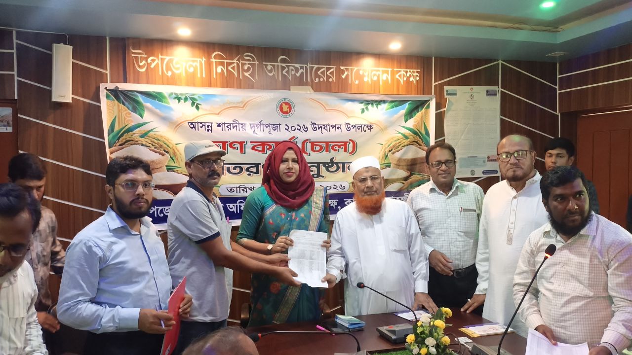 সাতক্ষীরায় দুর্গাপূজা উপলক্ষে ত্রাণ বিতরণ 