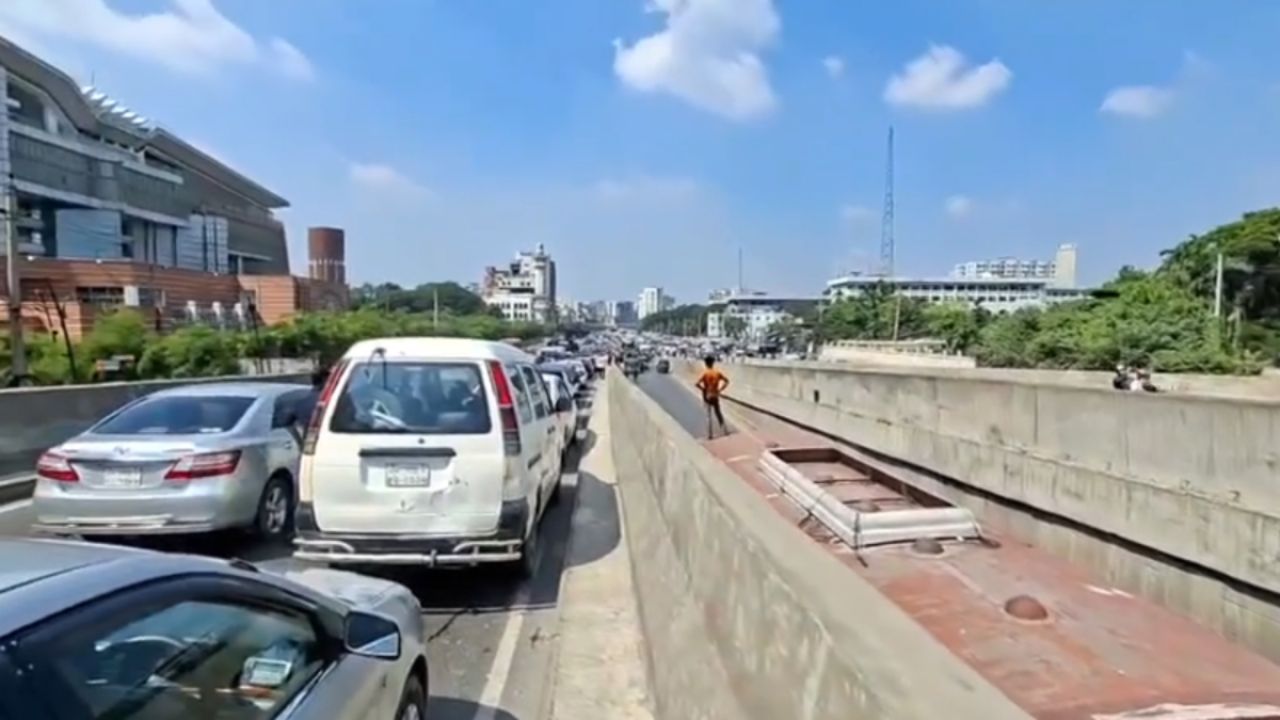 ওষুধ কারখানায় আগুন, ঢাকা-ময়মনসিংহ মহাসড়কে তীব্র যানজট