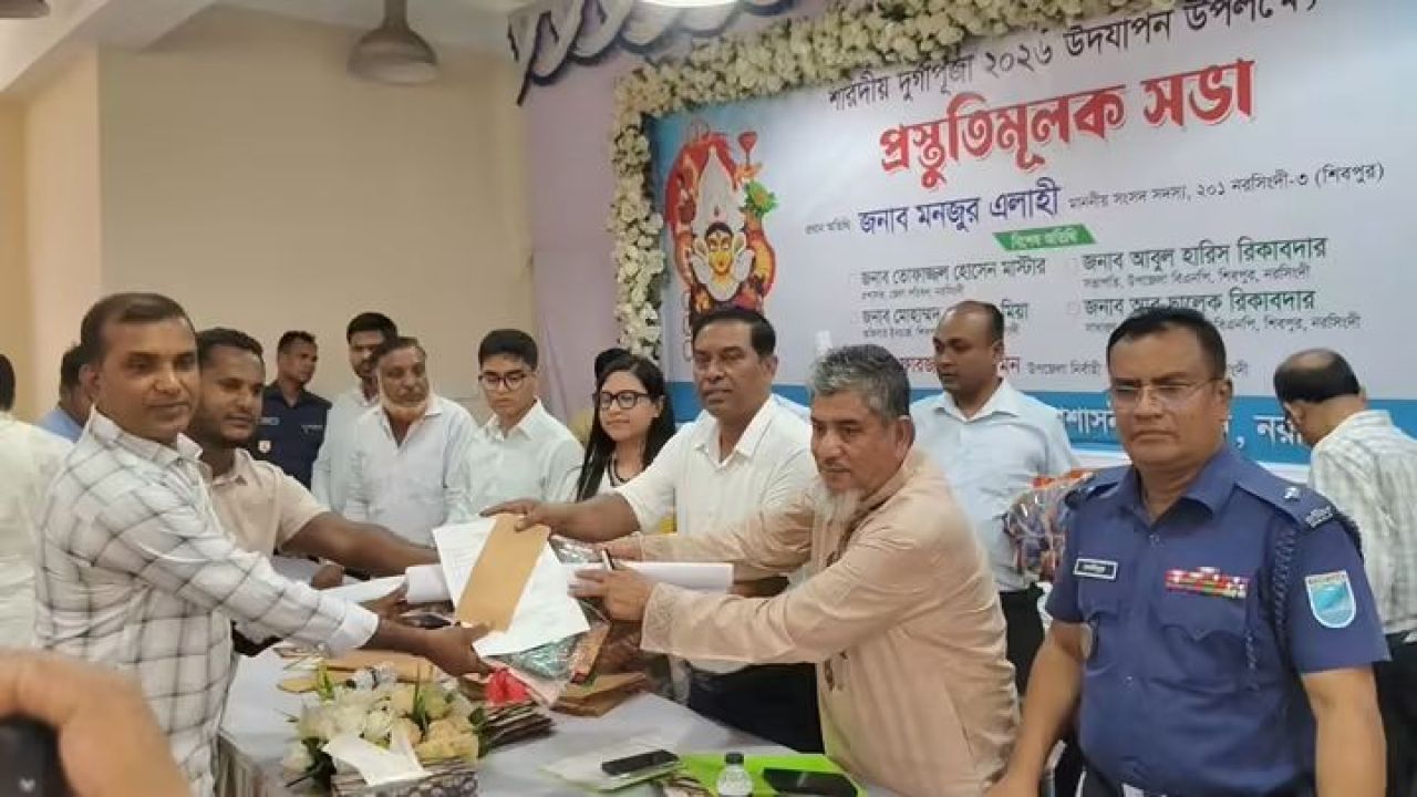 শিবপুরে ৭০টি পূজামণ্ডপে আর্থিক সহায়তা ও শাড়ি বিতরণ