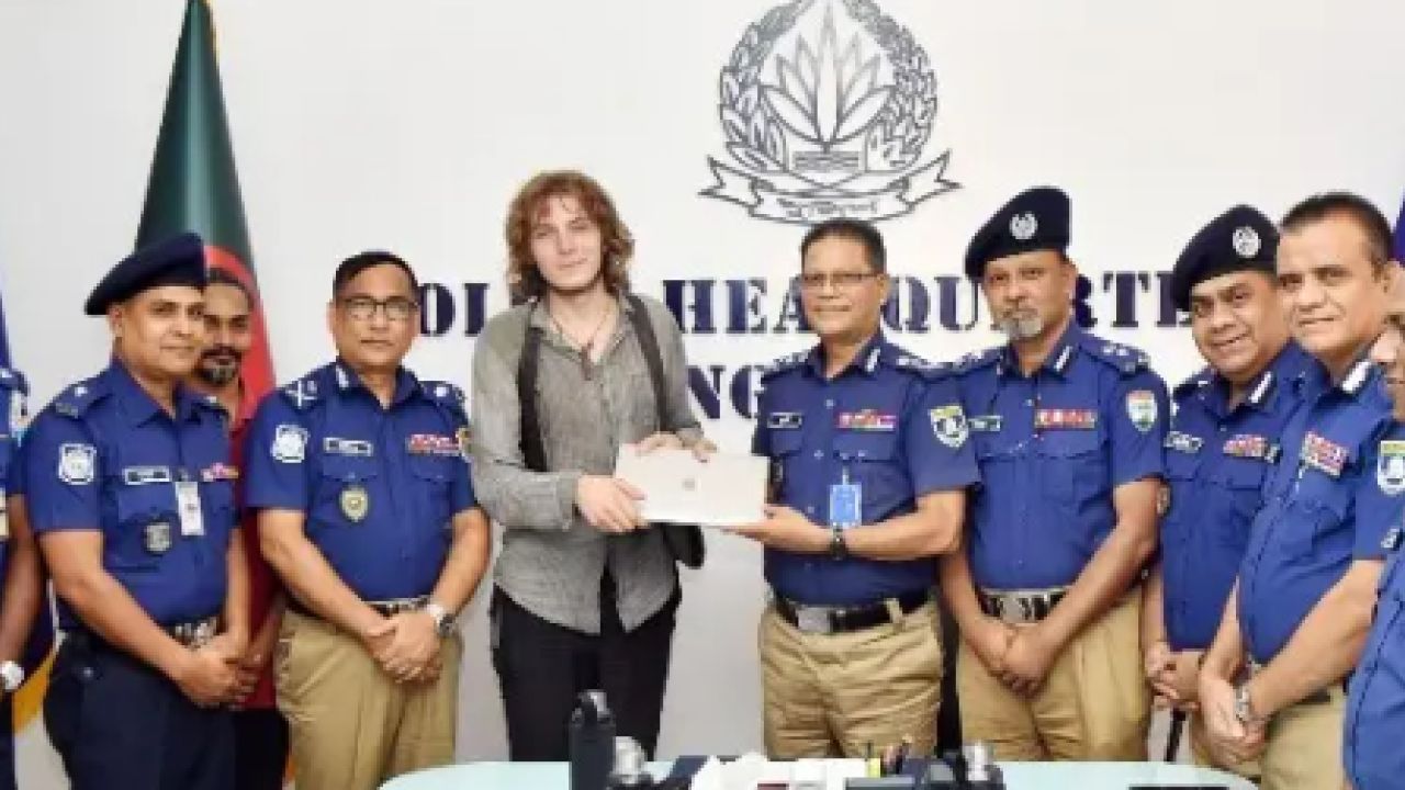 নাটোর থেকে উদ্ধার জার্মান পর্যটকের ল্যাপটপ