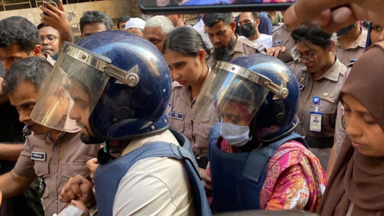 রবীন্দ্রনাথের গ্রাফিতি বিকৃতি: শুনানি ঘিরে এজলাসে শার্ট ছেঁড়াছিঁড়ি ও উত্তেজনা