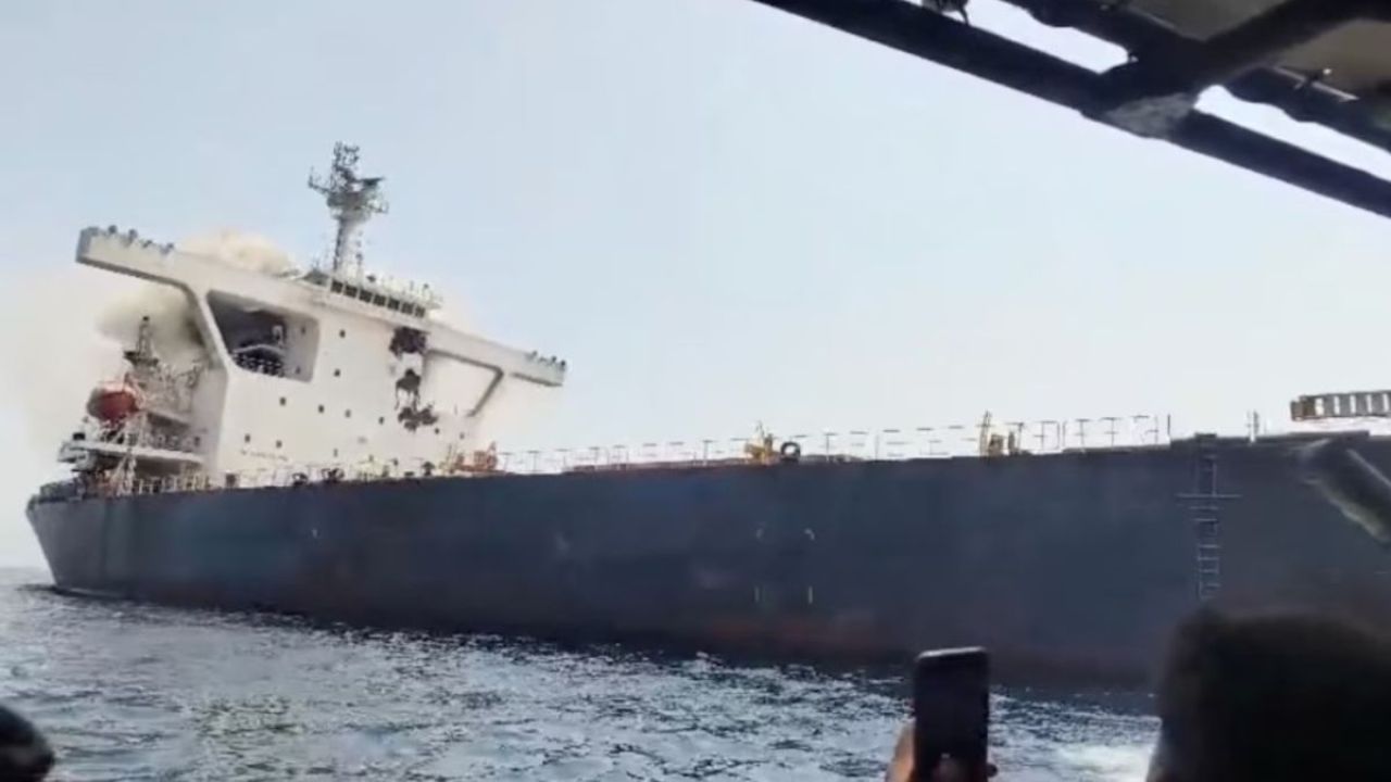হরমুজে ক্ষেপণাস্ত্র হামলায় ২৪ ঘণ্টায় ডুবল ২ বাণিজ্যিক জাহাজ