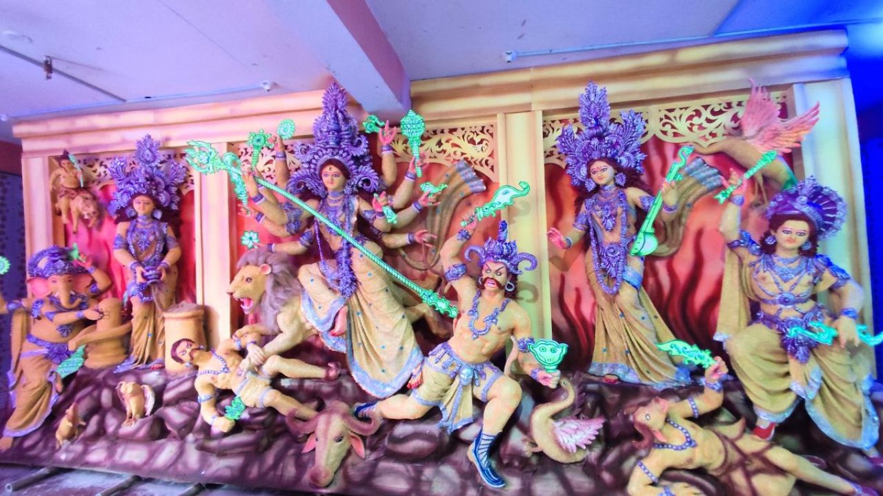 মন্দিরে মুগ ডালের প্রতিমা দেখতে দর্শনার্থীদের ভিড়
